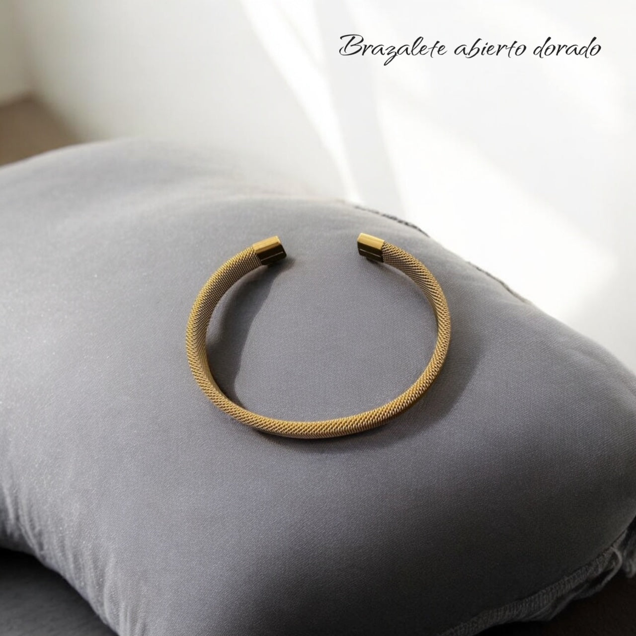 Brazalete abierto dorado
