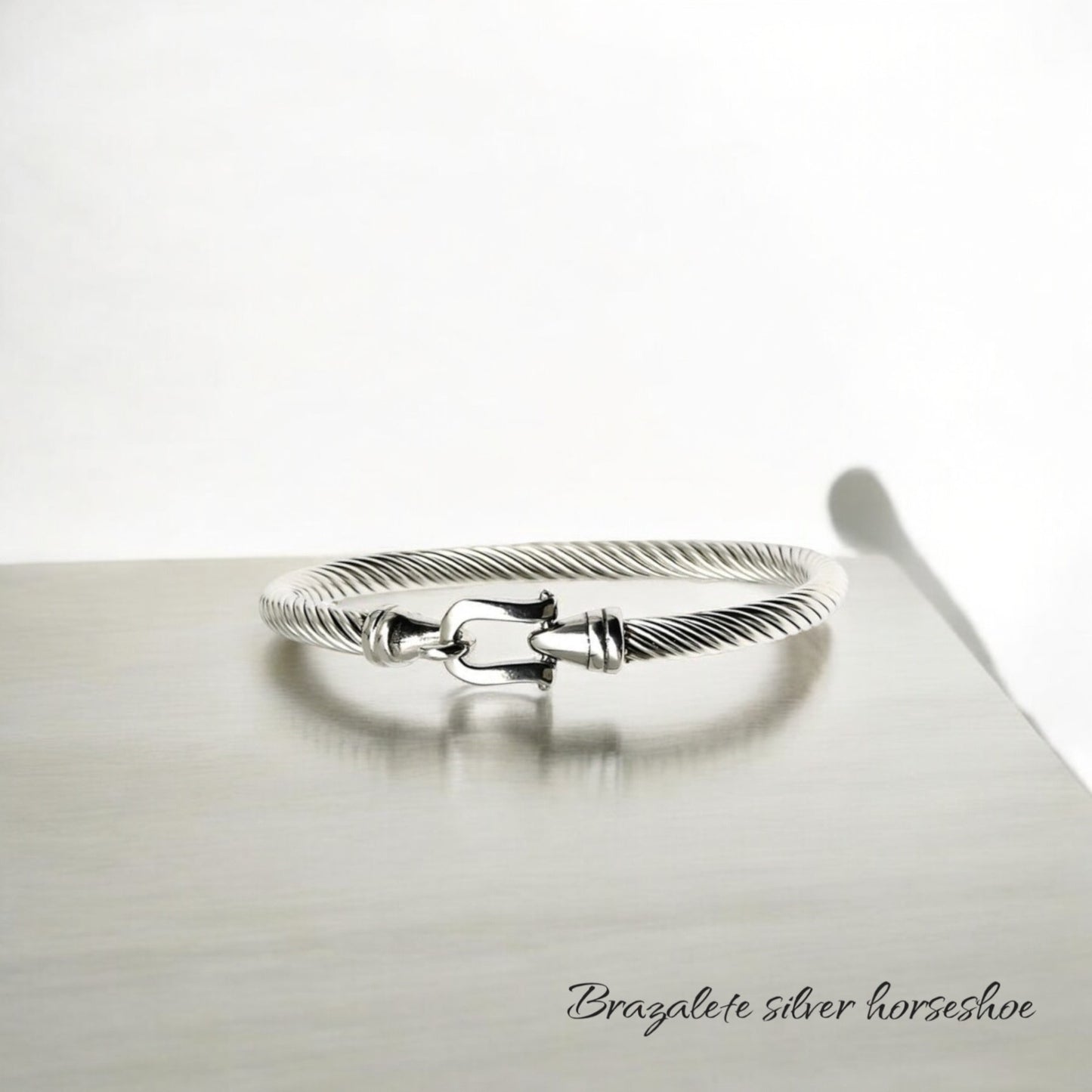 Brazalete de herradura color plateado