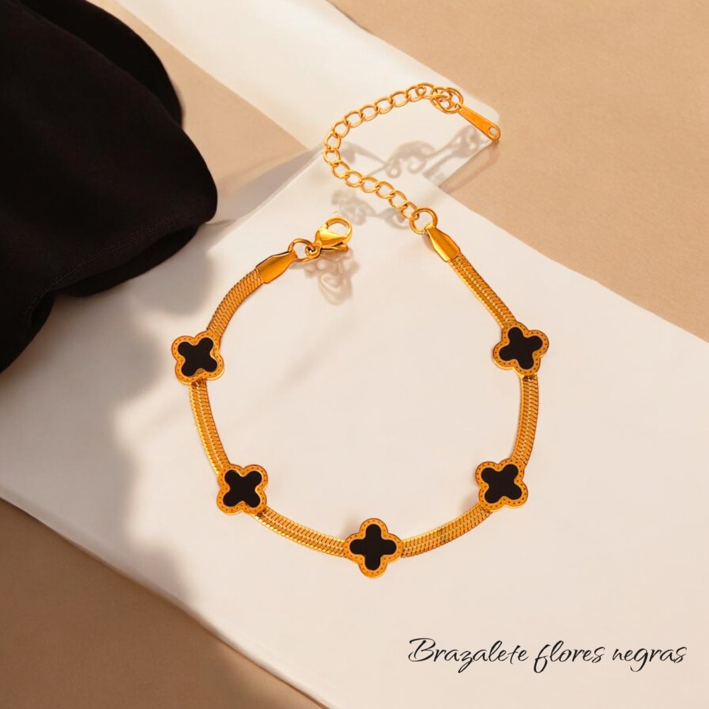 Brazalete flores negras