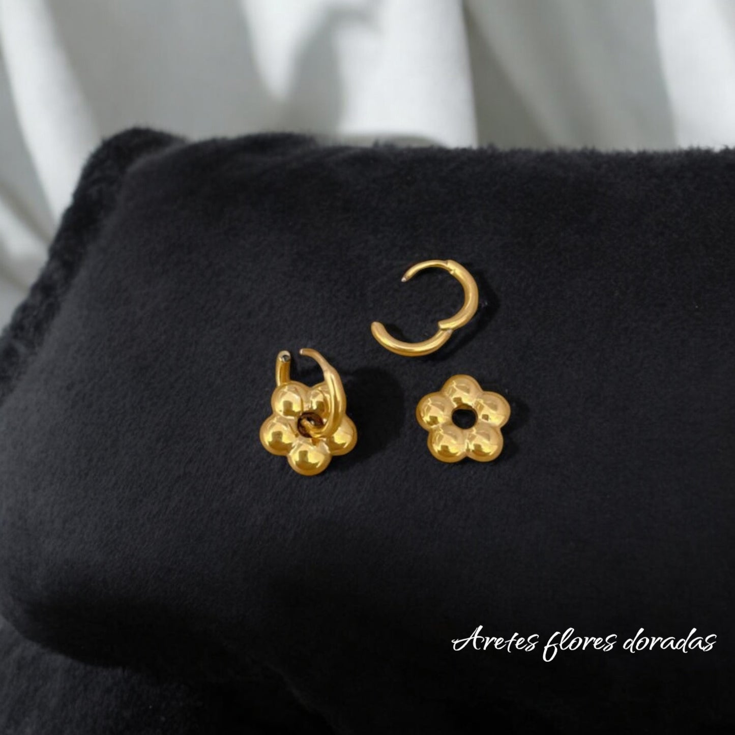 Aretes flores doradas