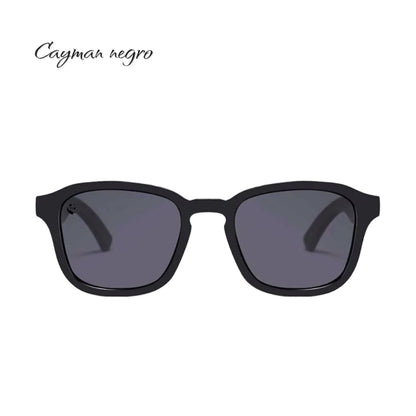 Lentes de Sol Cuadrados Cayman Negro Oscuro & Patillas de Madera - Polarizados UV400 Unisex