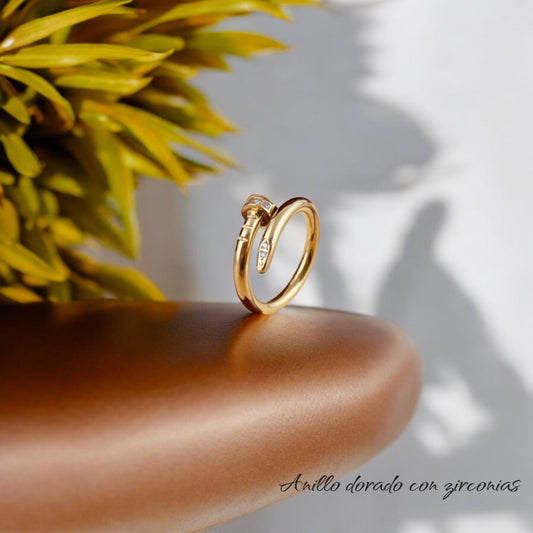 Anillo dorado con zirconias