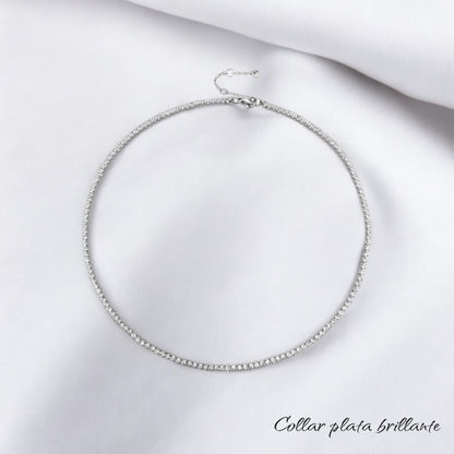 Collar plateado brillante