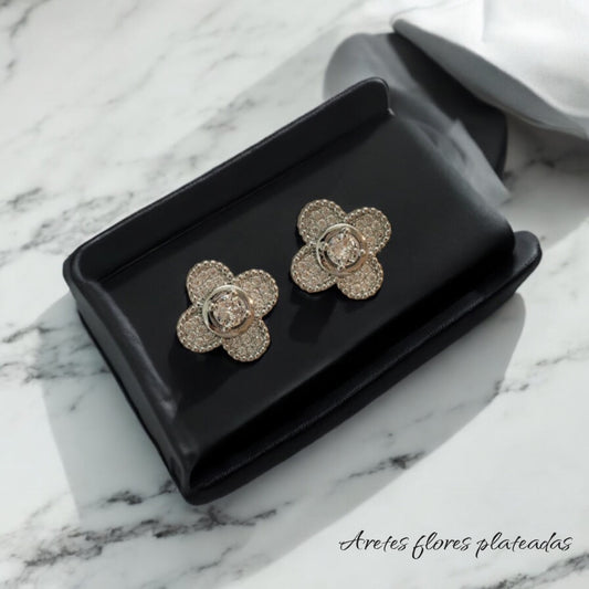 Aretes flores plateadas